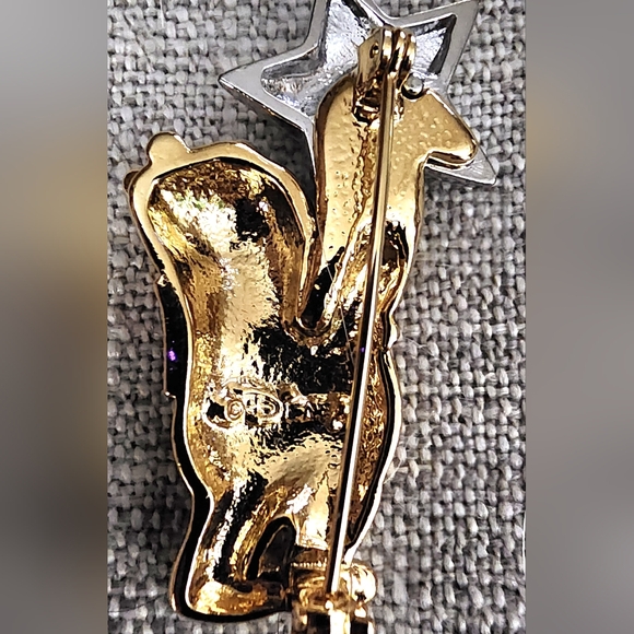 Vintage marked Disney Winnie The Pooh pin brooch - Picture 2 of 3